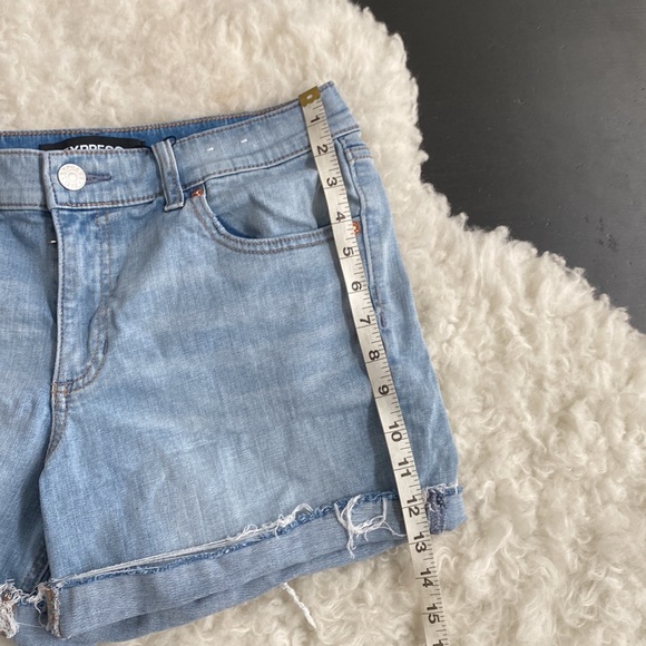 Express original MIDI mid rise sz 6 distressed womens shorts. Express shorts - Picture 8 of 10